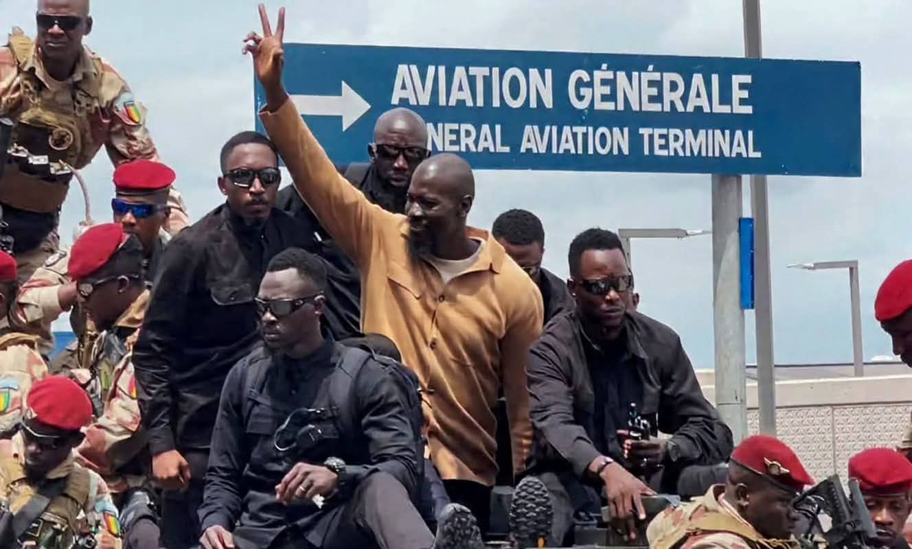 Après dix jours de vacances, Mamadi Doumbouya retrouve Conakry  (images)