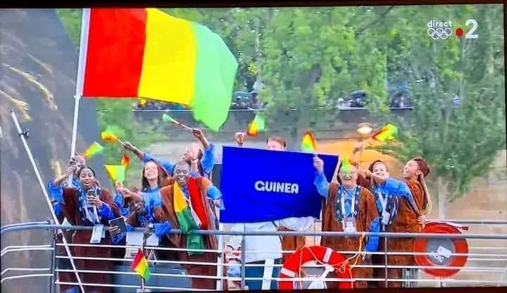 Cérémonie d’ouverture des Jeux Olympiques de Paris 2024 : 
Naby Keïta porte le  Naby Keïta porte le drapeau de la Guinée 