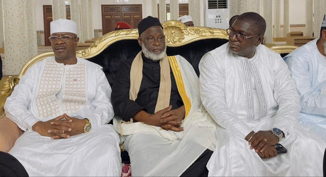 Des prières pour le Général Mamadi Doumbouya : les anciens ministres innovent à la mosquée Fayçal
