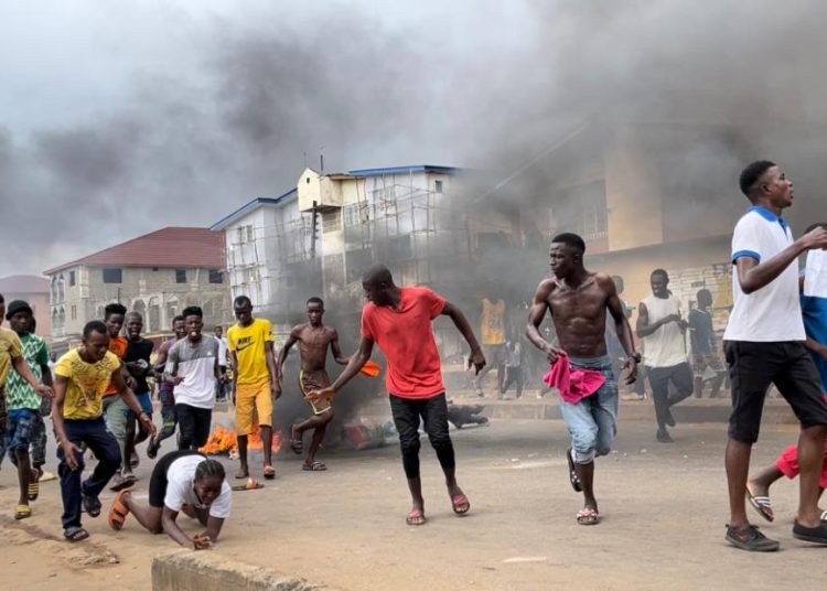 Sierra Leone : deux policiers tués lors de manifestations contre la vie chère, un couvre-feu instauré