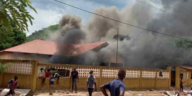 Dinguiraye: des jeunes ont mis le feu à la gendarmerie et à la police ( images) 